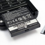 DX650由於採用雙面設計，因此電池的更換方式較特別。