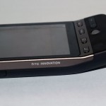 HTC Hero底部的斜邊設計，雖然看來感覺怪怪，但實際上是令使用時有更好的手感。